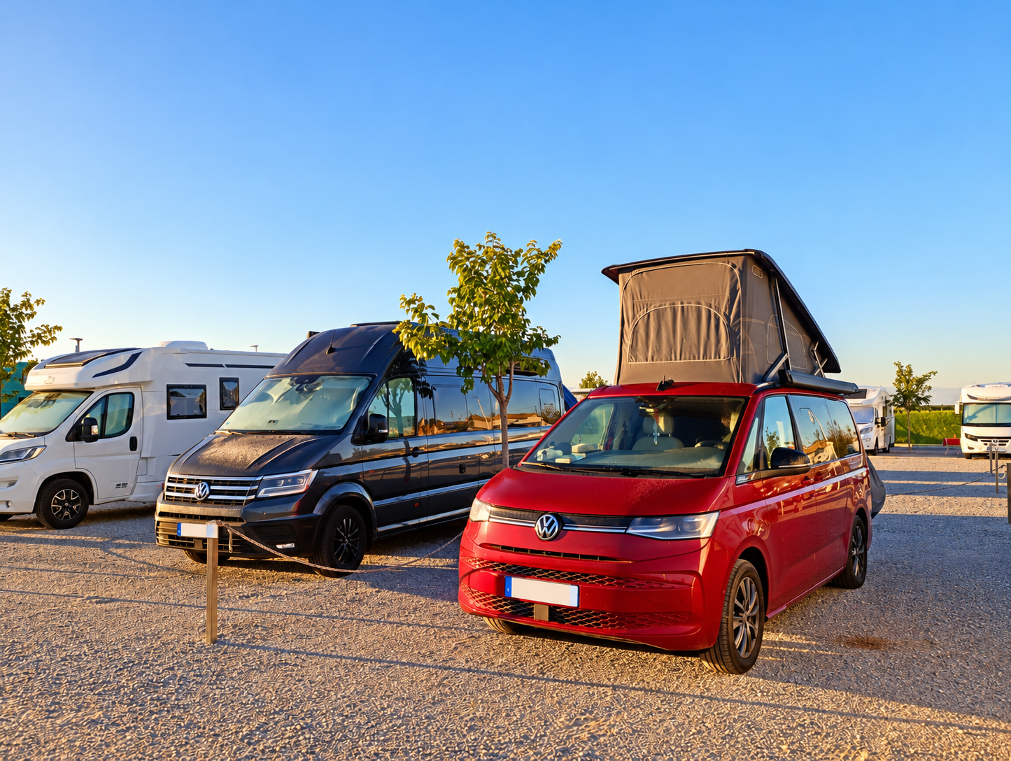 Furgonetas camper en las plazas de Área Camper Bellavista.